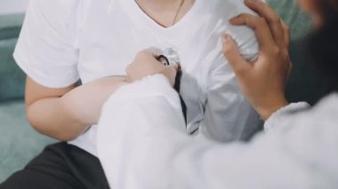 Doktor ellerinde kan basıncını kontrol ediyor.