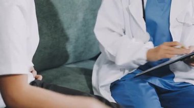 Tabletli doktor ve sağlık ekibi hastanede, sağlık ve tıp konsepti