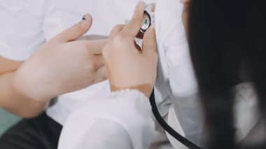 Yakın çekim - hastane odasında steteskop tutan kadın doktor görüntüsü