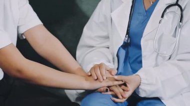 Doktor el ele tutuşuyor..