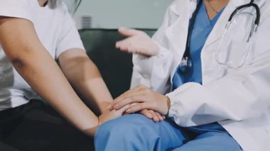 Üniformalı doktor ve hastanede hasta..