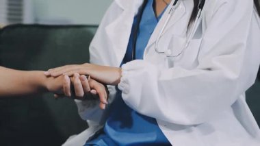 genç bir doktor hastanede