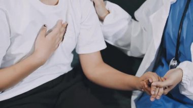 Doktor ve hemşire el sıkışıyor, tıbbi konsept