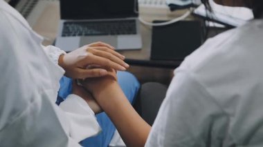 Hastanede el ele tutuşan doktorlara yakın durun..