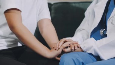 Doktor muayenehanede el ele tutuşuyor..