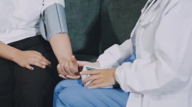 Doktor ve hemşire bir hastayı hastanede tutuyor.