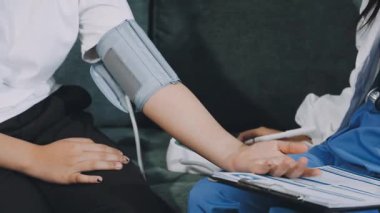 Doktor ve hasta klinikte.