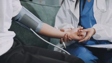 Doktor ve hemşire el ele tutuşun.