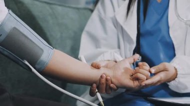 Kadın doktor üniformalı el yazmak için kalemi tutun.