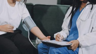 Doktor ve hasta hastanede.