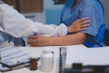 Her şey yoluna girecek. Kadın doktor ellerine yakından bak. Hasta kadınların avuçlarını okşa. Genç bayan pratisyen hekim. Rahatlatıcı doktor. Hasta insan umut desteği veriyor.