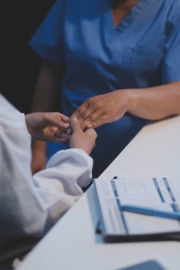 Her şey yoluna girecek. Kadın doktor ellerine yakından bak. Hasta kadınların avuçlarını okşa. Genç bayan pratisyen hekim. Rahatlatıcı doktor. Hasta insan umut desteği veriyor.