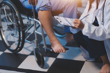 Asyalı, genç, profesyonel, dost canlısı mavi hastane üniformalı kadın hemşire yaşlı, yaşlı, sağlıksız, dört bacaklı, yürüyen bir hastanın fiziksel terapisine yardım ediyor..