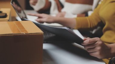 Müşteri çevrimiçi alışveriş için dizüstü bilgisayar kullanıyor ve müşterilere dağıtıyor.