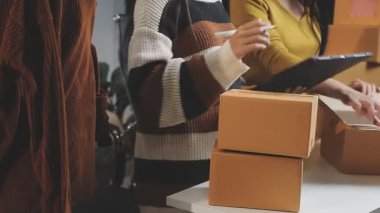 Kadın çevrimiçi teslimat için kutu paketliyor
