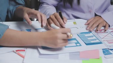 Ofiste proje üzerinde çalışan iş adamlarının görünümünü kapat