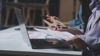 İş adamları modern ofiste birlikte çalışırlar..