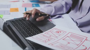 İş kadını ofiste dizüstü bilgisayar kullanıyor.