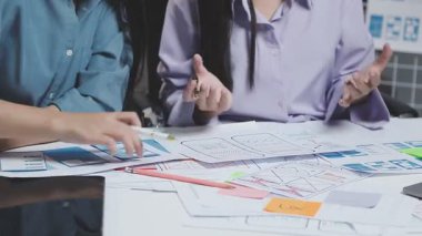Genç iş kadını tasarımcı modern bir ofiste proje üzerinde çalışıyor..