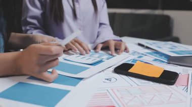 Genç iş kadını çizelgeleri analiz ediyor ve ofiste laptop kullanıyor.