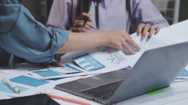 İş adamları ekip toplantısı ile ofis toplantısı,