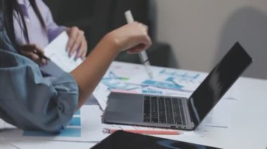 İş ekibi finansal plan ve çizelgeleri tartışıyor