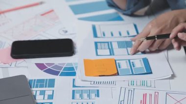 Tablet bilgisayarla çalışan genç tasarımcı kadın