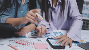 Tablet ve hesap makinesi olan genç bir kadın.