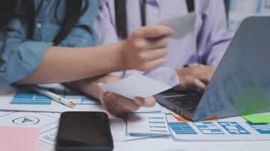 İş adamları grup toplantısı profesyonel takımdan tartışılıyor.