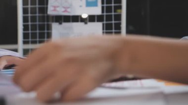 İş ekibi ofiste yeni projeyi tartışıyor.