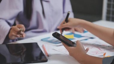 birlikte çalışma ofisinde işadamları