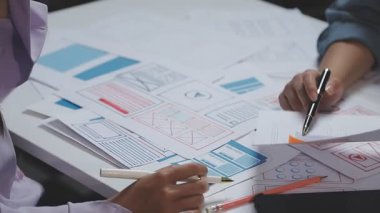 İş adamları ofis toplantısı, takım çalışması ve beyin fırtınası kavramında beyin fırtınası yapıyorlar.