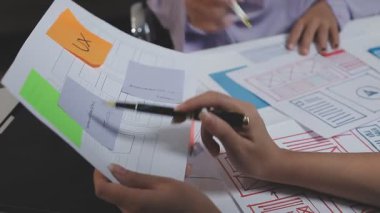 İş ekibi yeni bir projeyle ilgili bir planı tartışıyor.