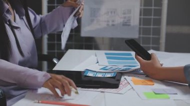 Ofisteki iş adamlarıyla takım toplantısı, iş ekibi çalışması ve ofiste beyin fırtınası.