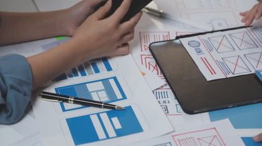 Ofiste çalışan tasarımcı