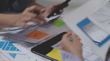 Birlikte modern ofisinde çalışan iş takım