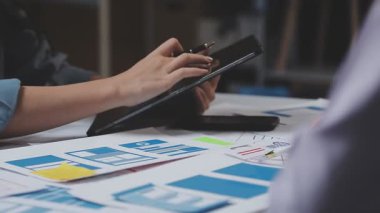 İş adamları ofiste yeni iş planlarını tartışıyor..