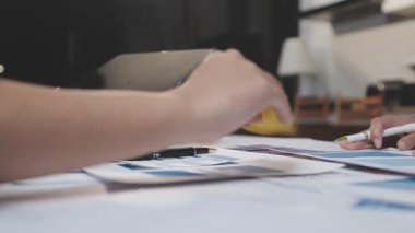 Genç işadamı ofiste çalışıyor.