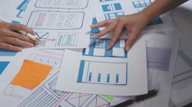 Kadın tasarımcı elinde kalem tutuyor.