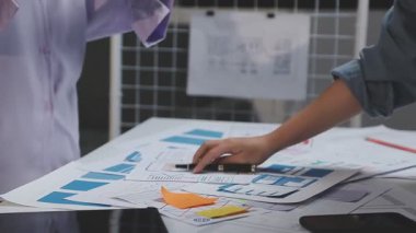 ofiste çalışan genç iş adamı