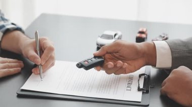 Yakın plan. Bir adamın kontratı imzalarken çekilmiş fotoğrafı..