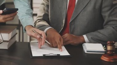 Ofiste çalışan iş adamı