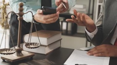 Ofiste çalışan avukat