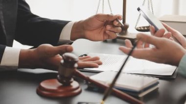 Belgelerle çalışan iş adamları