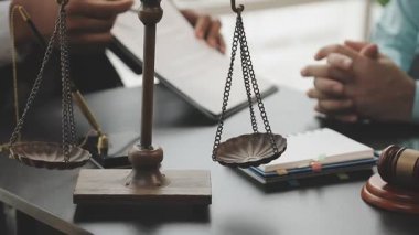 İşletme ekibi teraziler, hukuk ve adalet kavramlarıyla birlikte çalışıyor.