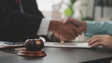 İş Adamları Tokalaşıyor