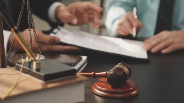 Ofiste çalışan avukat.