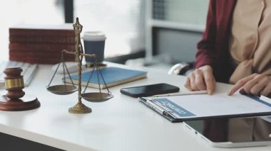 Yargıç Tokmak ve avukat ofiste dizüstü bilgisayarla çalışıyorlar. Avukat ya da avukat kavramı.