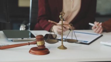 Avukat ya da avukat ofiste teraziyle çalışıyor..