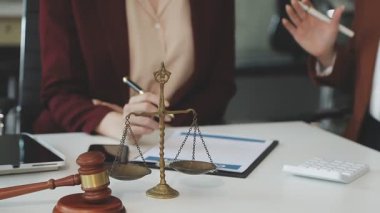 Müvekkille masa başında çalışan iş avukatı.